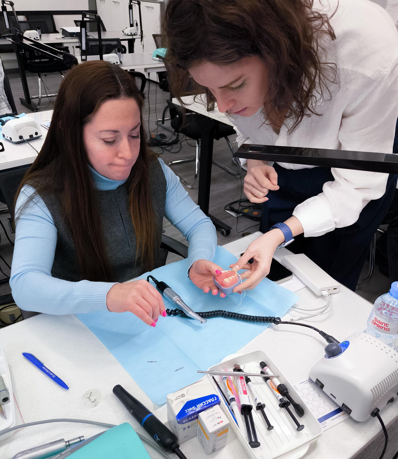 6 коронок, 5 материалов, 1 цель — идеальное восстановление молочных зубов