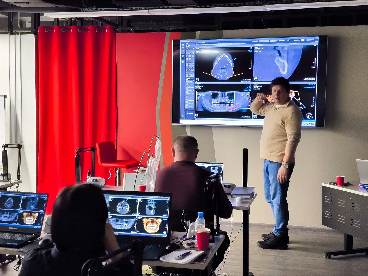 Один снимок — четыре программы: курсанты освоили планирование имплантации по данным КЛКТ